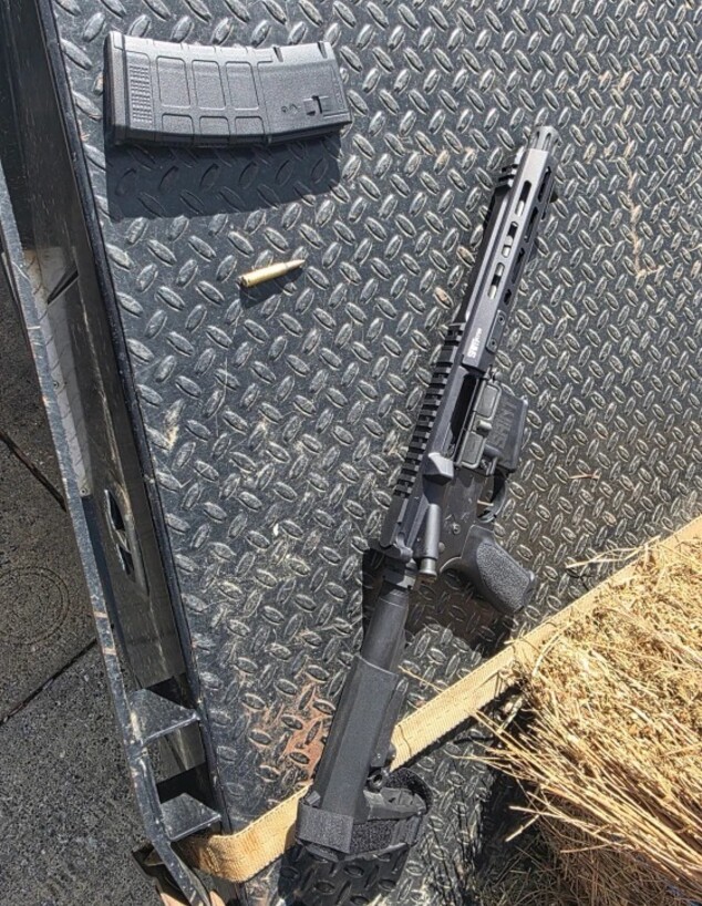 הרובה מסוג AR-15 והכדורים ברכבו של בילי קייגל הרובה מסוג AR-15 והכדורים ברכבו של בילי קייגל