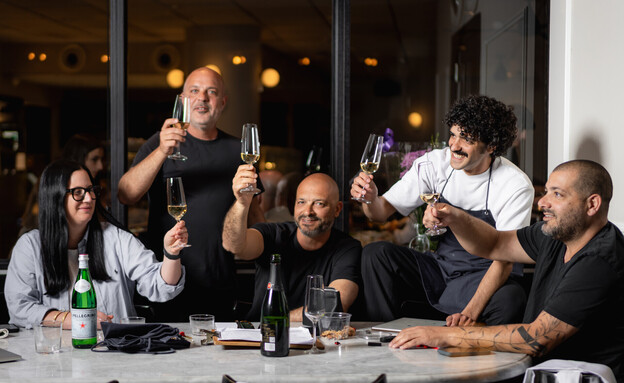 ערן עם האחים שלו ומנהלת המסעדה סיוון ערן עם האחים שלו ומנהלת המסעדה סיוון