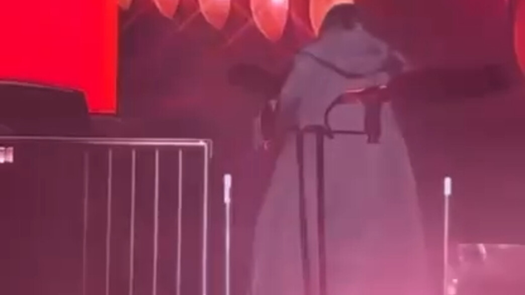 הזמרת ברנדי בהופעה