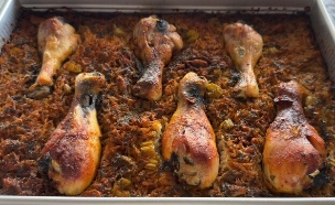 עוף עם אורז ותפוחי אדמה בתבנית אחת (צילום: חנושה (בת חן שמעיה), mako אוכל)