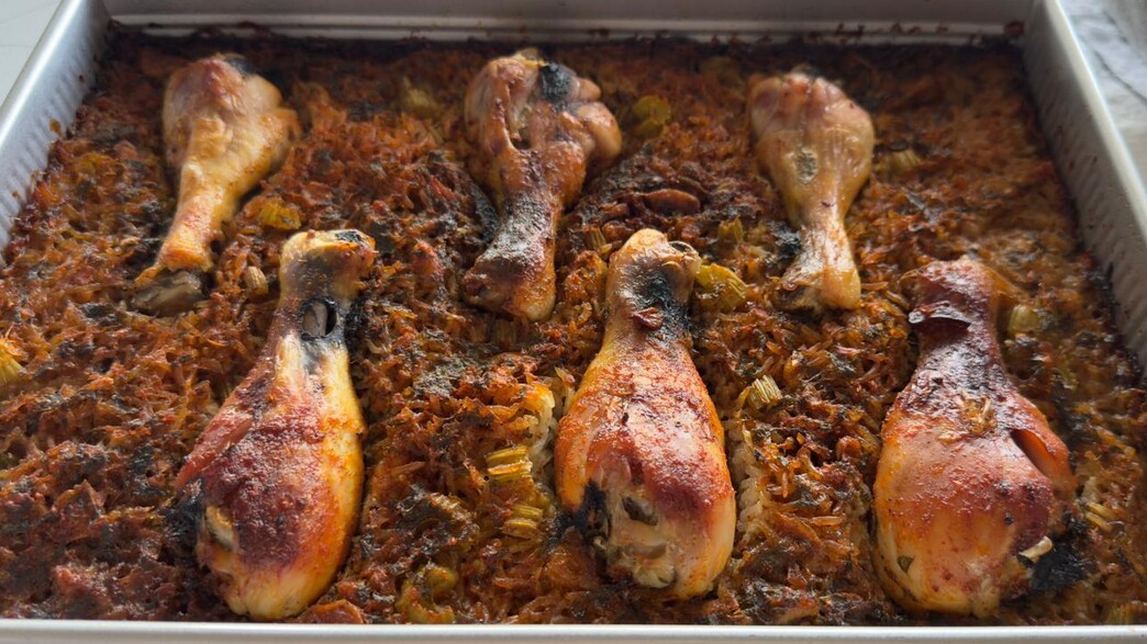 עוף עם אורז ותפוחי אדמה בתבנית אחת עוף עם אורז ותפוחי אדמה בתבנית אחת