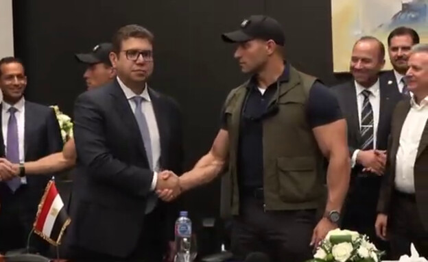 חסן רשאד, ראש המודיעין המצרי וסטיב וויטקוף ממעמד החתימה על ההסכם