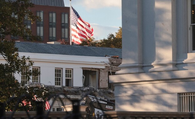 עבודות הבנייה בבית הלבן לטובת בניית אולם הנשפים של טראמפ עבודות הבנייה בבית הלבן לטובת בניית אולם הנשפים של טראמפ