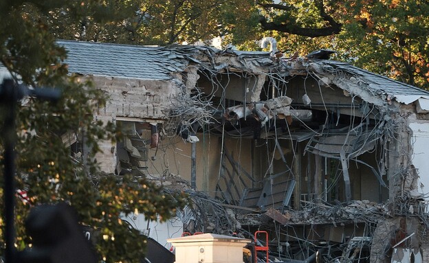 עבודות הבנייה בבית הלבן לטובת בניית אולם הנשפים של טראמפ עבודות הבנייה בבית הלבן לטובת בניית אולם הנשפים של טראמפ