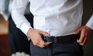 גבר עם חגורה, אלימות, גבר אלים (צילום: DocPhotos, shutterstock)