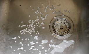 שאריות אורז בכיור (צילום: shutterstock_NANTAWAN_PATAMAROT)