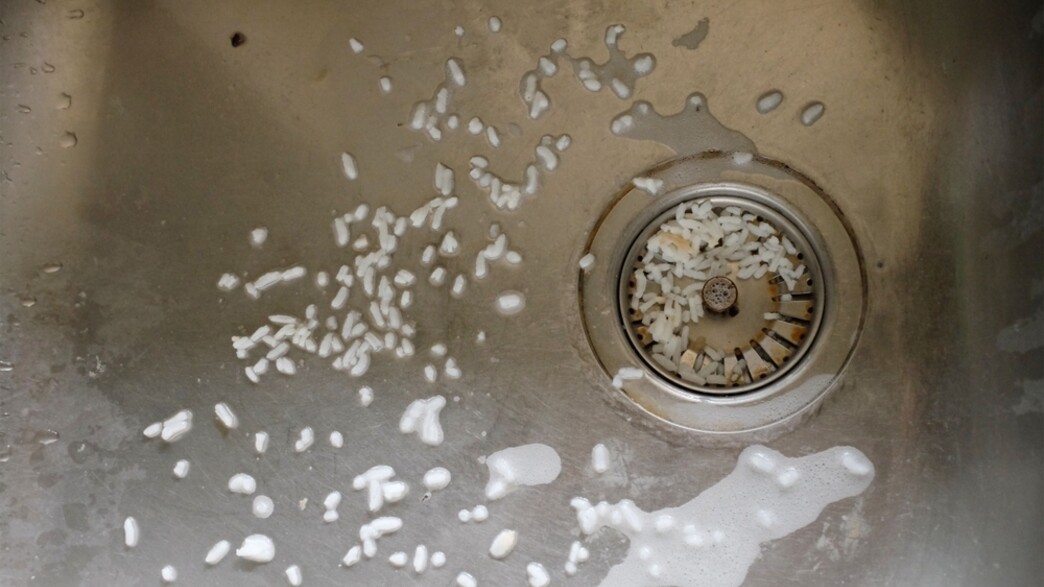 שאריות אורז בכיור