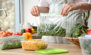 Copy of שקיות ניילון עם סגירה חוזרת (צילום: Catlane/Getty Images)