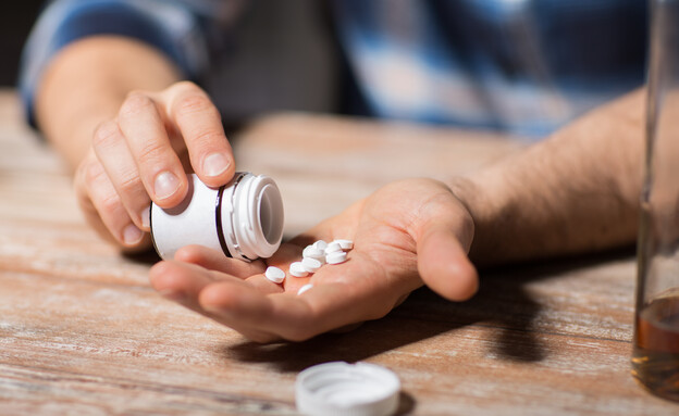 אדם לוקח תרופות - אילוסטרציה