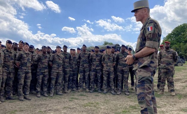 הגנרל עם הכוחות בשטח הגנרל עם הכוחות בשטח