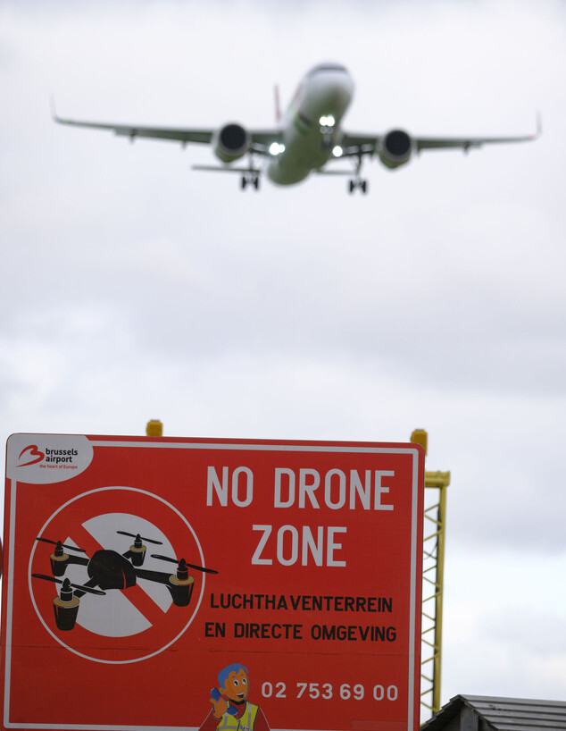 שלטי "אזור ללא כטב"מים" שהוצבו סביב נמל התעופה הלא שלטי "אזור ללא כטב"מים" שהוצבו סביב נמל התעופה הלא