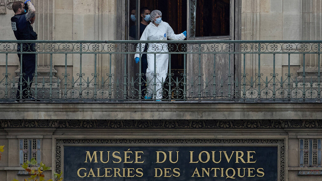 מוזיאון הלובר בפריז לאחר הפריצה