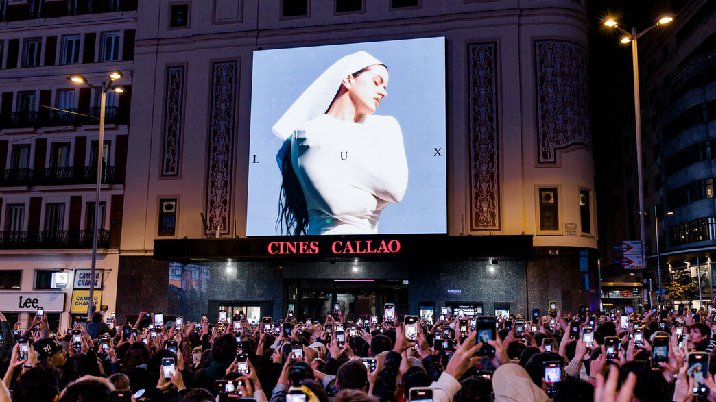 רוסליה מכריזה על אלבום בהפתעה ב-Plaza de Callao