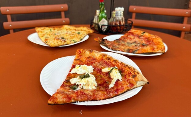 פיצה עם סטרצ'טלה, דבש ופסטו. ספיישל בפיצה לואיז פיצה עם סטרצ'טלה, דבש ופסטו. ספיישל בפיצה לואיז