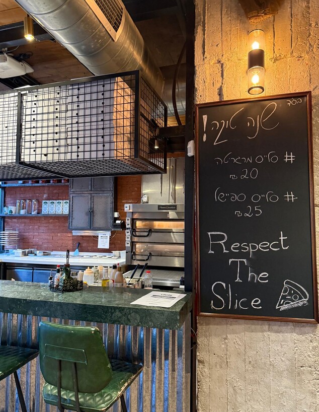 נותנים כבוד לסלייס. לואיז נותנים כבוד לסלייס. לואיז