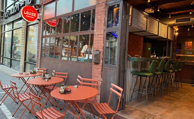 פאנקית וניו יורקית. פיצה לואיז פאנקית וניו יורקית. פיצה לואיז