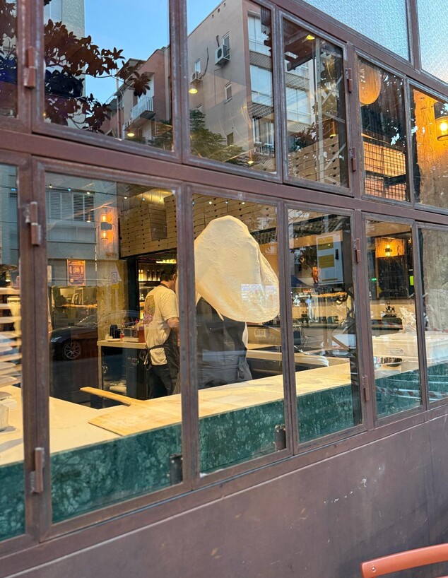 רואים הכול מבחוץ. לואיז רואים הכול מבחוץ. לואיז