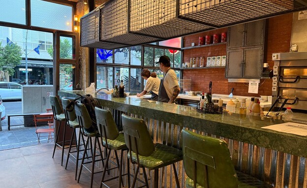 ניו יורק זה כאן. על הבר של פיצה לואיז ניו יורק זה כאן. על הבר של פיצה לואיז