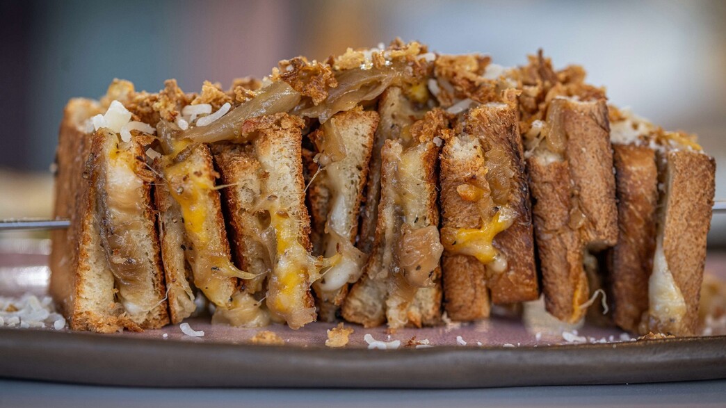 תפריט חדש בקפה גן סיפור. טוסט על שיפוד תפריט חדש בקפה גן סיפור. טוסט על שיפוד