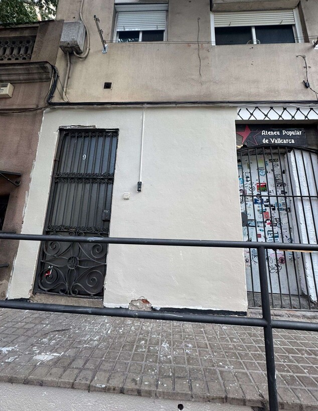 קיר הבניין לאחר שנוקה בפעם השנייה קיר הבניין לאחר שנוקה בפעם השנייה