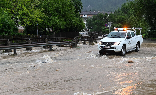 ניידת חילוץ באוסטריה (צילום:  Daniel LIEBL / APA / AFP)