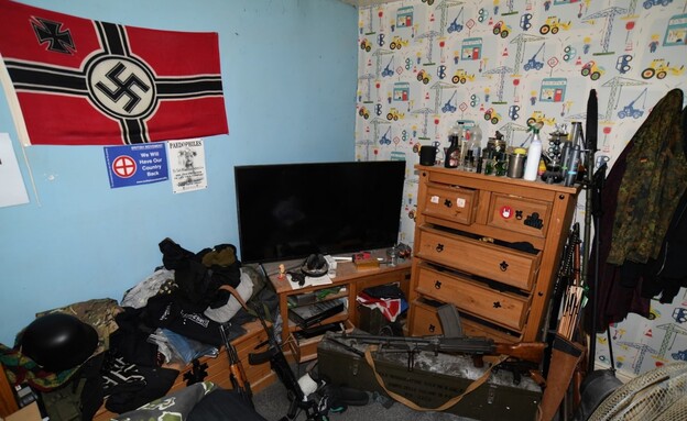 נשקים וסמלים נאציים בחדרו של סטיוארט נשקים וסמלים נאציים בחדרו של סטיוארט