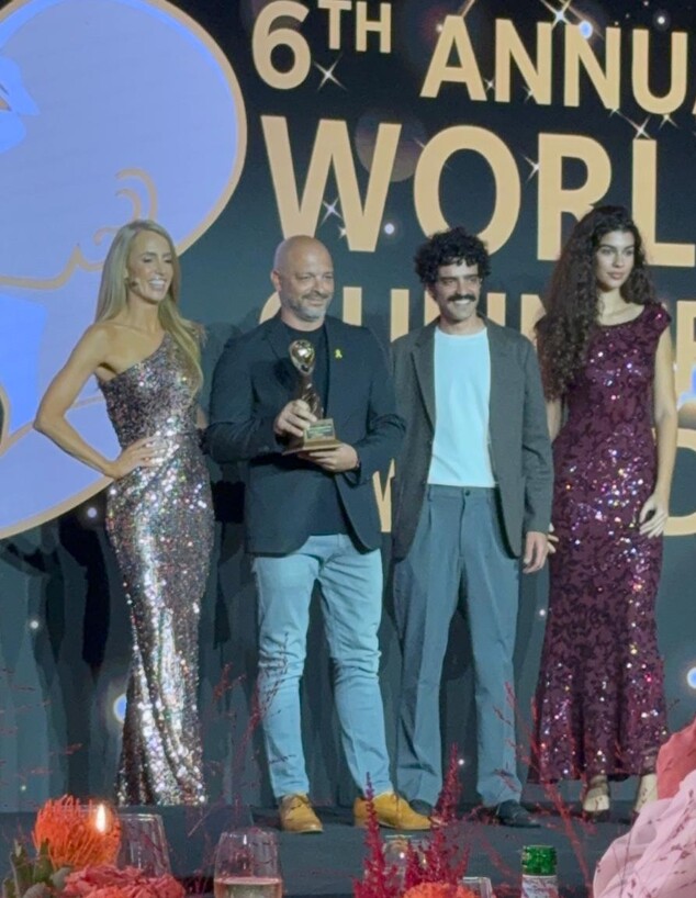 השף ערן פרץ על הבמה מקבל את הפרס השף ערן פרץ על הבמה מקבל את הפרס