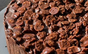 עוגת שוקולד קראנץ' של קרן אגם (צילום: קרן אגם, mako אוכל)