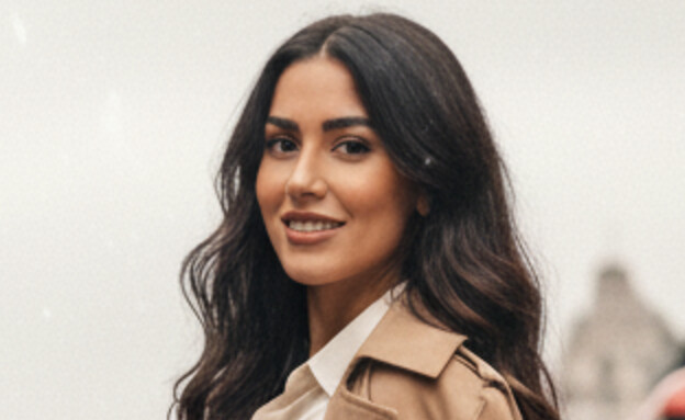 אישה עומדת ברחוב בלונדון (AI: mako)