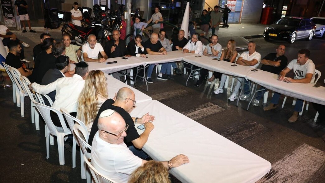 ראש עיריית חדרה קיים ישיבת מועצה על הכביש 