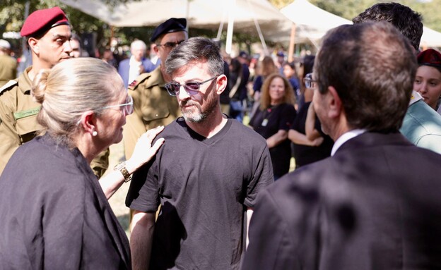 שורד השבי דוד קוניו בהלוויה של תמיר אדר ז"ל