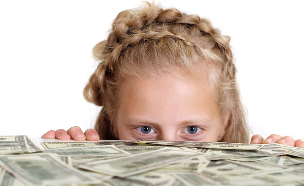 ילדה מסתכלת על כסף (אילוסטרציה: Shutterstock)