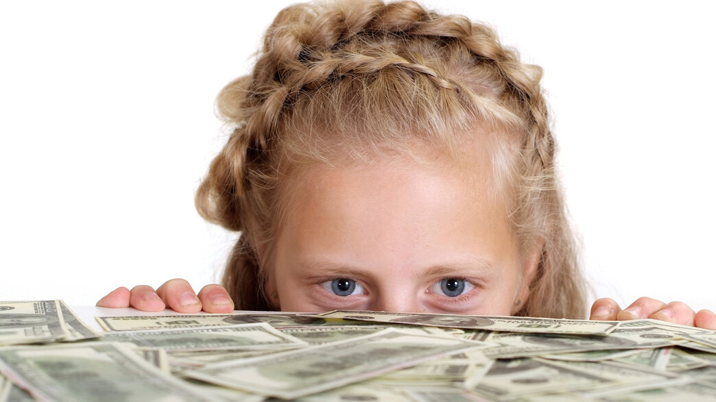 ילדה מסתכלת על כסף