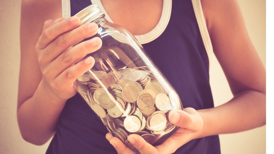 ילד מחזיק בצנצנת כסף ילד מחזיק בצנצנת כסף