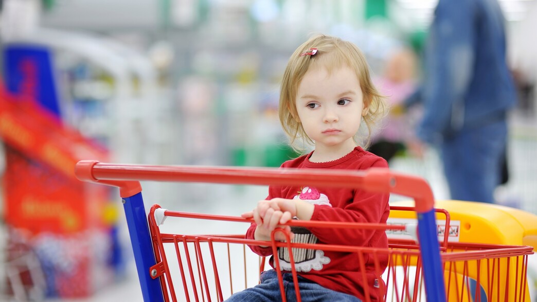 ילדה על עגלת סופרמרקט ילדה על עגלת סופרמרקט
