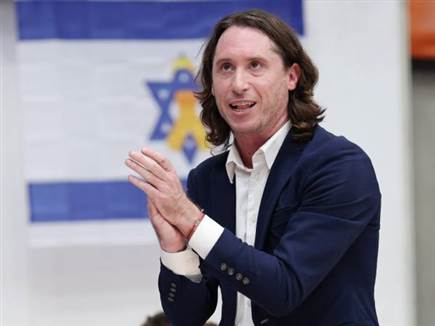 בדרך לקבל רכש חדש. אבשלום (ברני ארדוב) (צילום: ספורט 5)