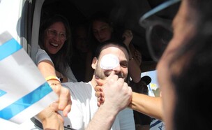 אלון אהל חוזר הביתה (צילום: אריה שחר, נועם קרמפף)