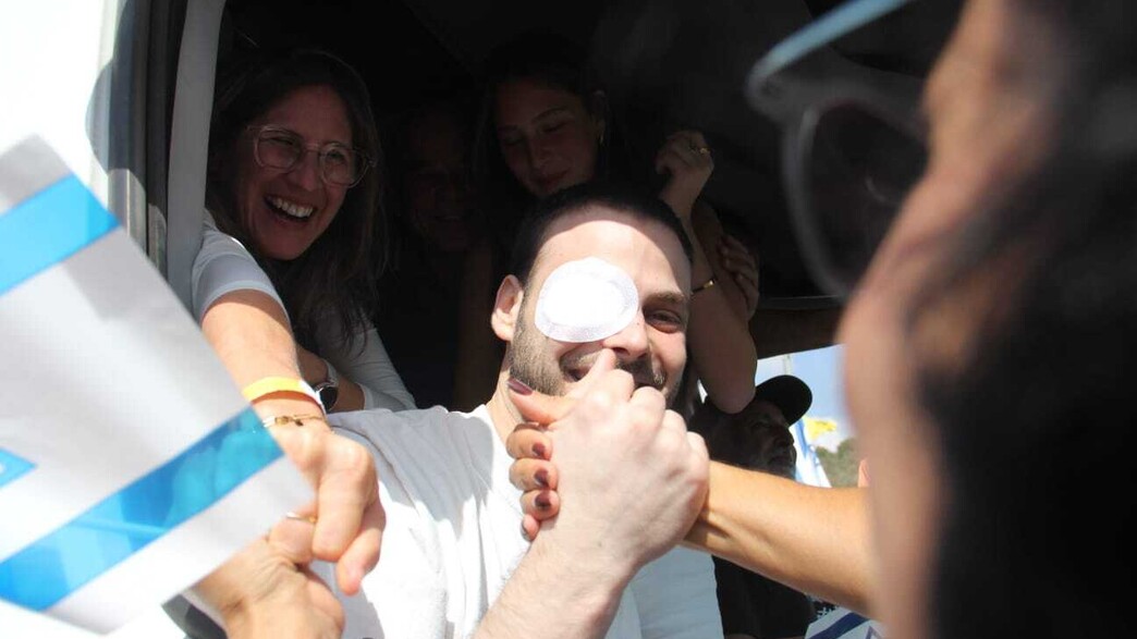 אלון אהל חוזר הביתה אלון אהל חוזר הביתה