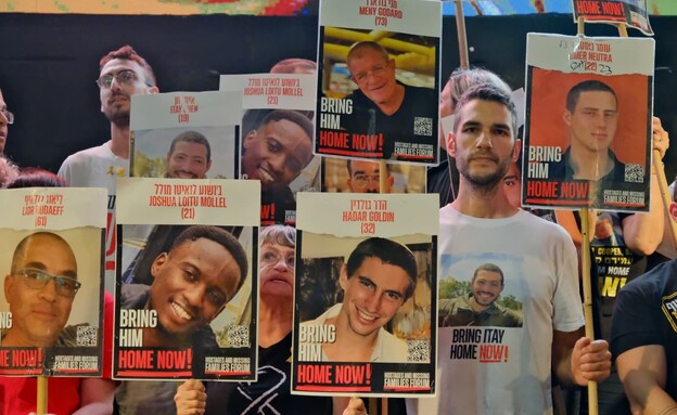 המונים בעצרת בכיכר החטופים המונים בעצרת בכיכר החטופים