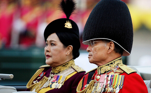 המלכה סיריקט לצד בעלה המלכה סיריקט לצד בעלה