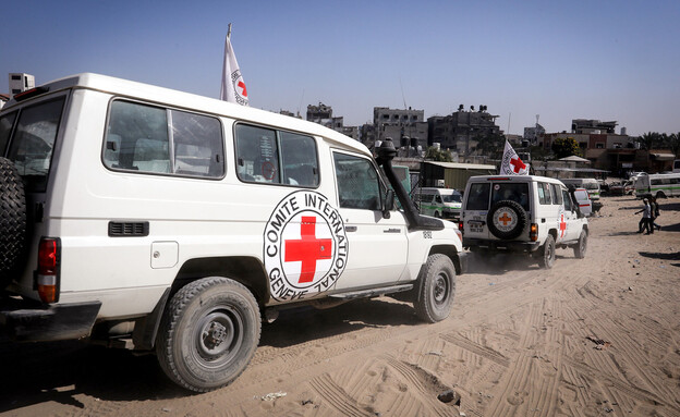 כוחות הצלב האדום בעזה (צילום: עבד רחים חטיב, פלאש 90)