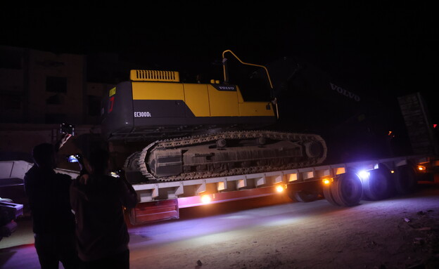 הכלים הכבדים שנכנסו עם הצוות המצרי לצורך איתור החטופים החללים בעזה (צילום: Abdallah F.s. Alattar, getty images)