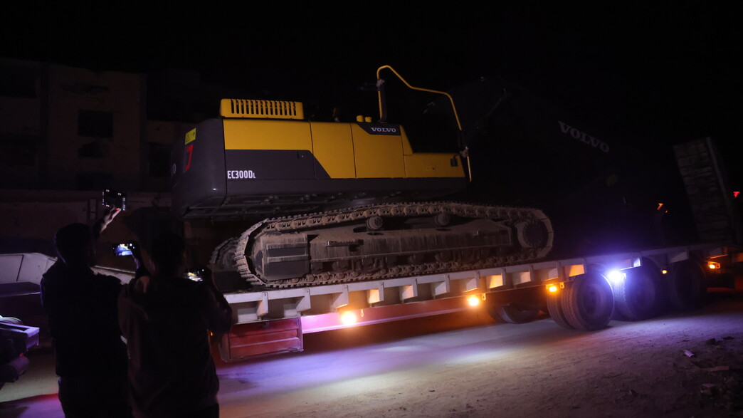 הכלים הכבדים שנכנסו עם הצוות המצרי לצורך איתור החטופים החללים בעזה הכלים הכבדים שנכנסו עם הצוות המצרי לצורך איתור החטופים החללים בעזה