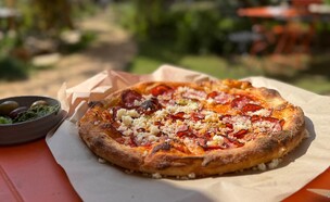 הפיצה הכי תל אביבית ברמת השרון (צילום: לין לוי, mako אוכל)