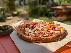 הפיצה הכי תל אביבית ברמת השרון (צילום: לין לוי, mako אוכל) הפיצה הכי תל אביבית ברמת השרון (צילום: לין לוי, mako אוכל)