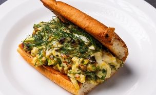 סלט ביצים עם תמרים - יובל רוזן (צילום: עופר חן)