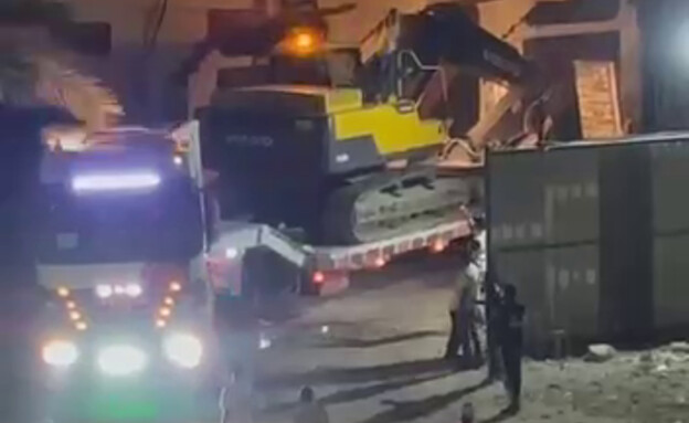 הכלים הכבדים שנכנסו עם הצוות המצרי לצורך איתור החטופים החללים בעזה