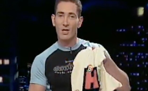 עופר נחשון עם תיק של היטמן 8