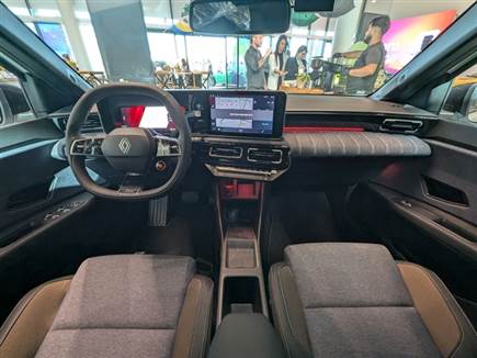 גם בתא הנוסעים הקשר לסבתא נוכח