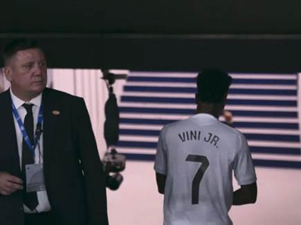 ומיד לחדר ההלבשה